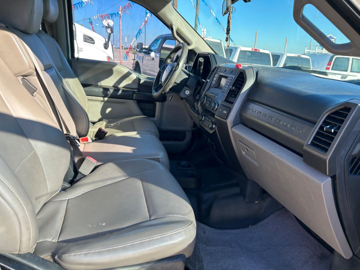 2019 White Ford F-350 SD XL Crew Cab Long Bed DRW 4WD (1FD8W3HTXKE) with an 6.7L V8 OHV 16V DIESEL engine, 6A transmission, located at 1687 Business 35 S, New Braunfels, TX, 78130, (830) 625-7159, 29.655487, -98.051491 - Photo#6